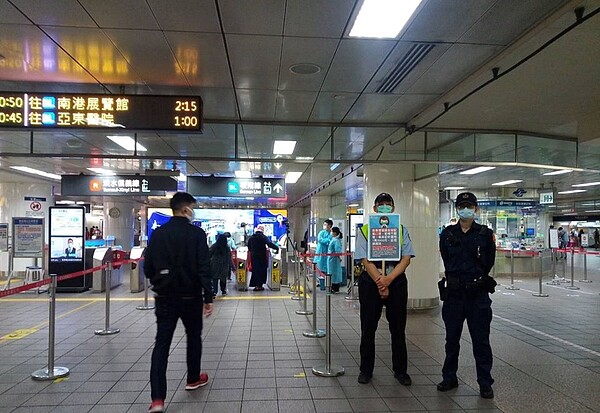 中央流行疫情指揮中心日前拍板,民眾即搭乘捷運、公車等大眾運輸工具,須全面戴上口罩,若勸導不聽可開罰。圖/台北捷運提供