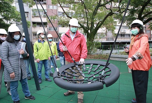 基隆市長林右昌(右二)今視察安樂3期社區公園環境改善工程,園內增設盪鞦韆等共融式遊具,工程最快在本月底完工。圖/基市府提供