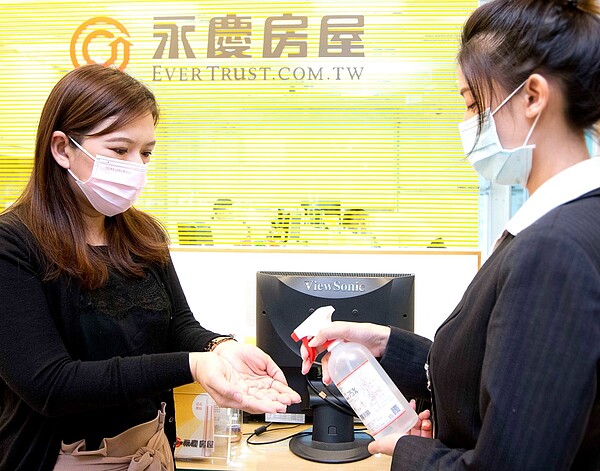 永慶房屋配合防疫!提供酒精給顧客乾洗手。圖/永慶房屋提供