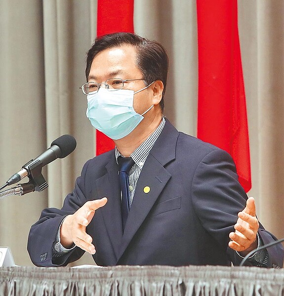 行政院6日舉行紓困振興方案記者會,記者提到「紓困版陳時中」問題時,政務委員龔明鑫表示,「在座的人全都是,因為這是一個team,只要對紓困有幫助的人都是紓困陳時中」。圖/中時記者劉宗龍攝