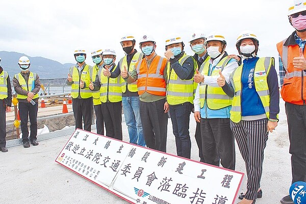 立委洪孟楷6日上午邀集交通部公路總局、新北市府等單位視察進度,新北市交通局長鍾鳴時向交通部長林佳龍(橘衣)提出建言,大橋完工後需重整新北地區道路。圖/戴上容攝