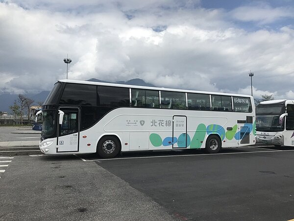 清明連假塞7.5小時嚇跑乘客,客運業者盼蘇花改開放路肩供大客車行駛。圖/聯合報系資料照