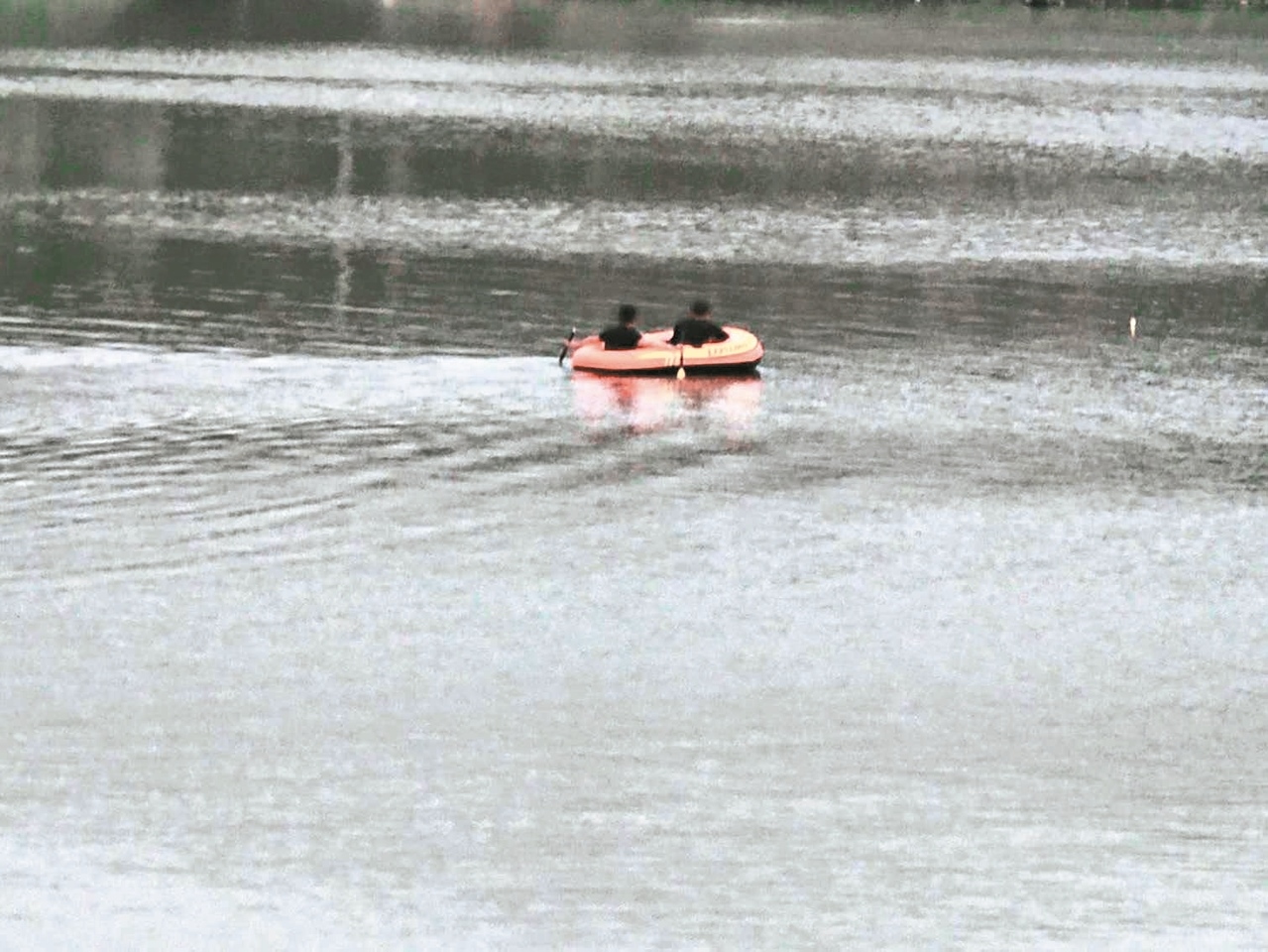 台南科學園區的迎曦湖水深危險，但最近出現民眾划橡皮艇，南科管理居表示將開罰。 圖／聯合報系資料照