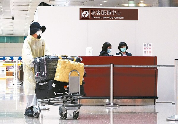 旅客全副武裝推著行李，通過桃園機場旅客服務中心，照片人物與本文無關。 圖／聯合報系資料照片