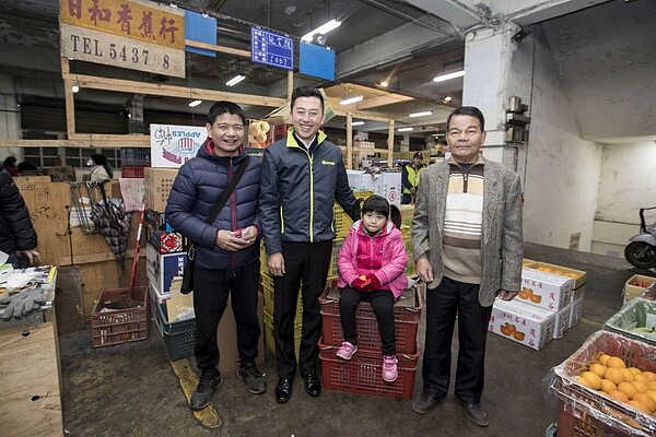 新竹市政府7日宣布,新竹農產運銷股份有限公司(果菜市場)與漁港直銷中心,將在4月、5月對所有攤商減租3成。圖/新竹市政府提供