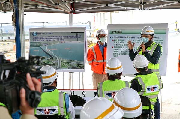 立法委員洪孟楷4月6日邀集交通部公路總局和新北市府,一起會勘淡江大橋工程進度。照片洪孟楷提供
