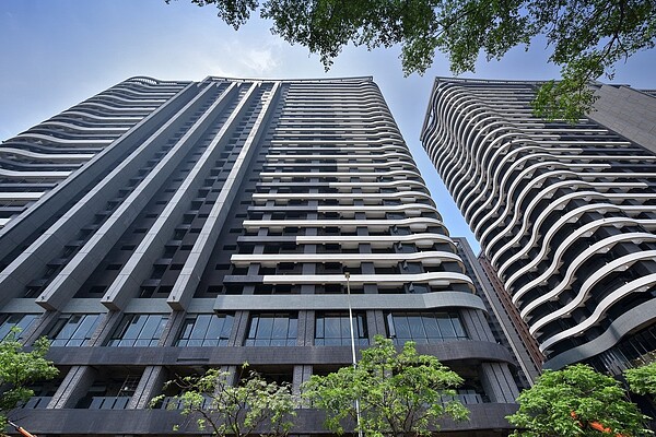 新北市去年為了慶祝人口突破400萬人,推出抽獎活動,其中頭獎為17坪小套房,如今幸運得主也已順利交屋。圖/新北市民政局提供