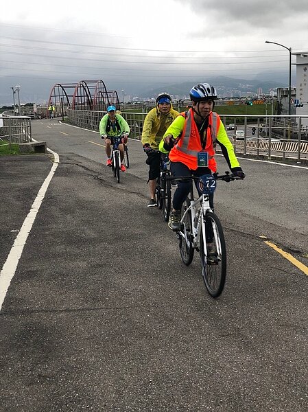 騎自行車暢遊新店溪。/新北市政府高灘地工程管理處提供