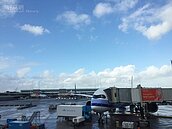 這班機太恐怖！累計10名確診