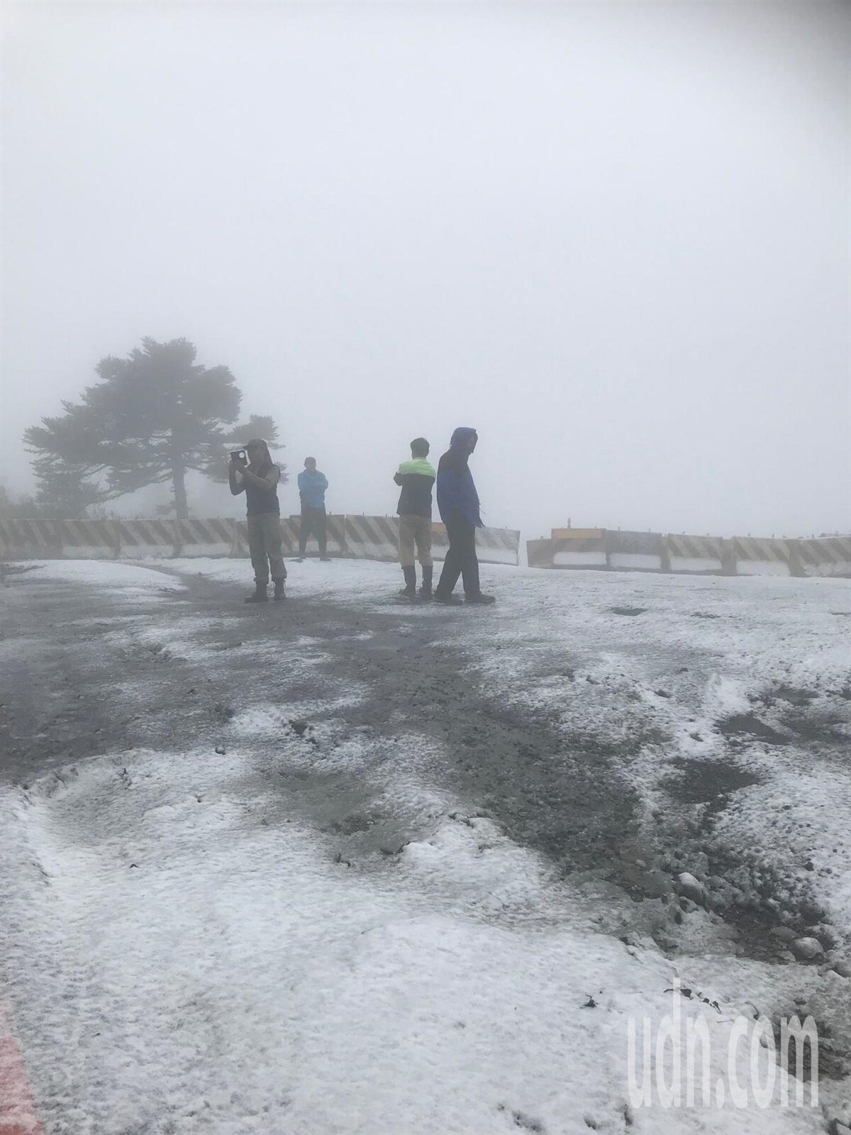 玉山、雪山等高山昨晚至今晨降雪，合歡山通往北峰的山徑上也有殘雪。記者徐白櫻／攝影