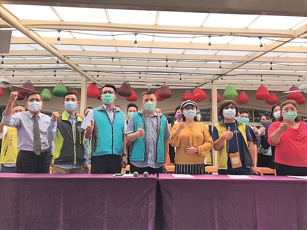 清明連假觀光人潮引爆防疫破口爭議,墾丁更直接遭點名,多名觀光產業聯盟理事長、業者7日聯合發出聲明,強調防疫優先絕不指責誰,但懇請政府能給明確指示。(謝佳潾攝)