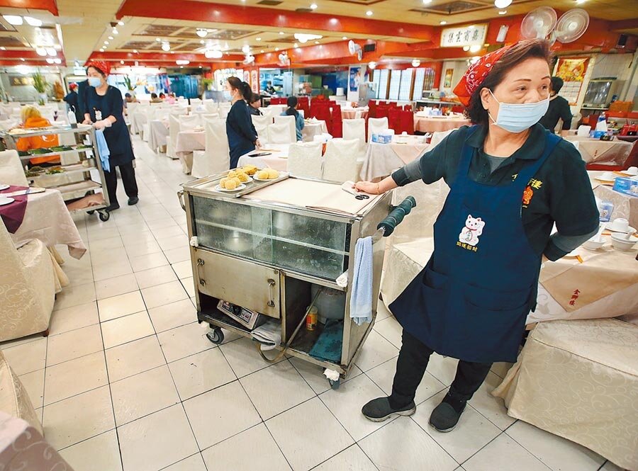 新冠肺炎疫情重創各行各業,業者憂心寒冬何時結束,西門町一處餐廳內不見光顧人潮,服務人員只有無奈地枯等,盼政府紓困能夠及時。(范揚光攝)