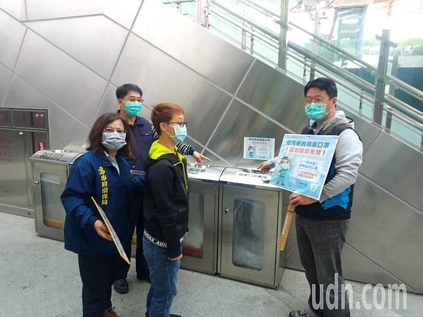 高雄市環保局在廢棄口罩專用垃圾桶前加強宣導。圖/高雄市環保局提供