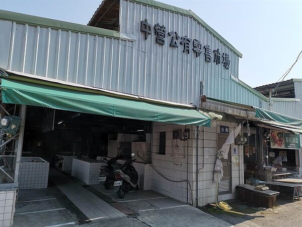 對抗新冠肺炎疫情,台南下營區的中營公有零售市場推宅配服務救生意。(劉秀芬攝)
