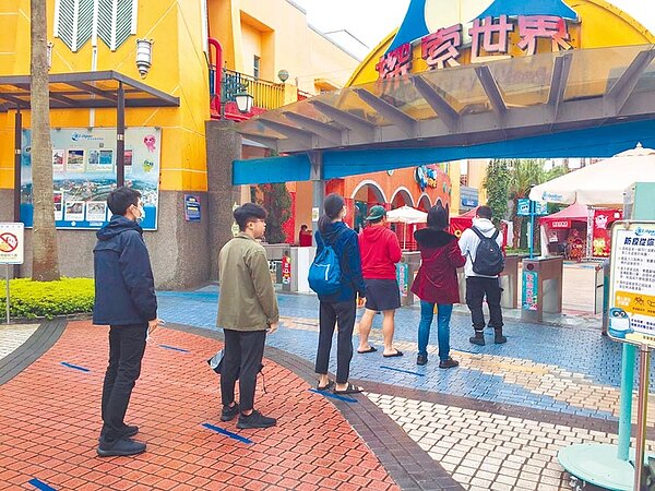 麗寶樂園宣布探索世界周日停售月光票,當天提早在傍晚5點閉園,加強園區消毒防疫工作。圖/中時記者王文吉攝