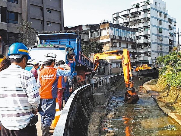 金山區長陳國欽在防汛期前視察區內各地。（金山區公所提供／張睿廷新北傳真）