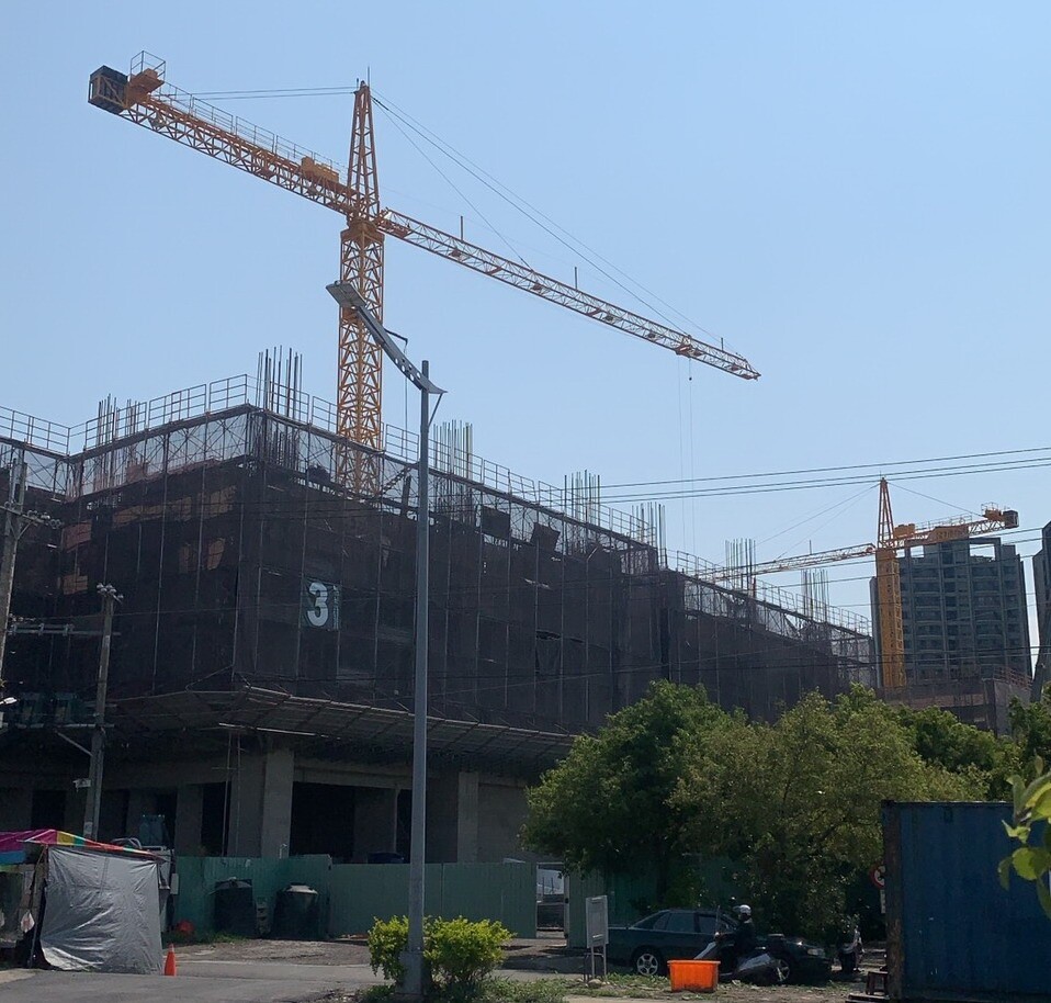 減緩疫情衝擊,台中市建照及雜照期限自動展延2年。圖/台中市都發局提供