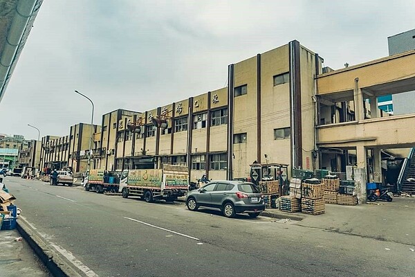 舊環南市場因建築物結構主體使用負荷過大、設備老舊且不符合現代化營運需求、環境不佳等問題進行改建。圖/台北市政府提供