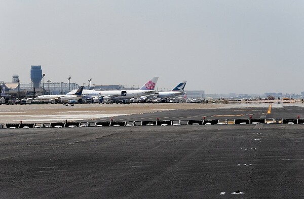 園航空城核心計畫桃園機場第三跑道離沙崙油庫僅350公尺。示意圖／聯合報資料照