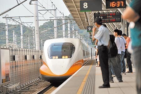 新冠肺炎疫情重傷經濟,圖為高鐵緊急在售票處量測距離,並貼上顯目膠帶,提醒民眾排隊間距。(本報資料照片)