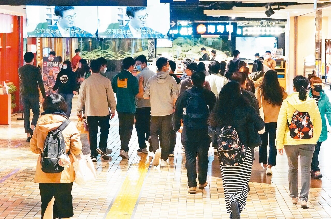 為避免人潮聚集,九類場所都將採取「總量管制」。圖為商場人潮。 記者胡經周/攝影
