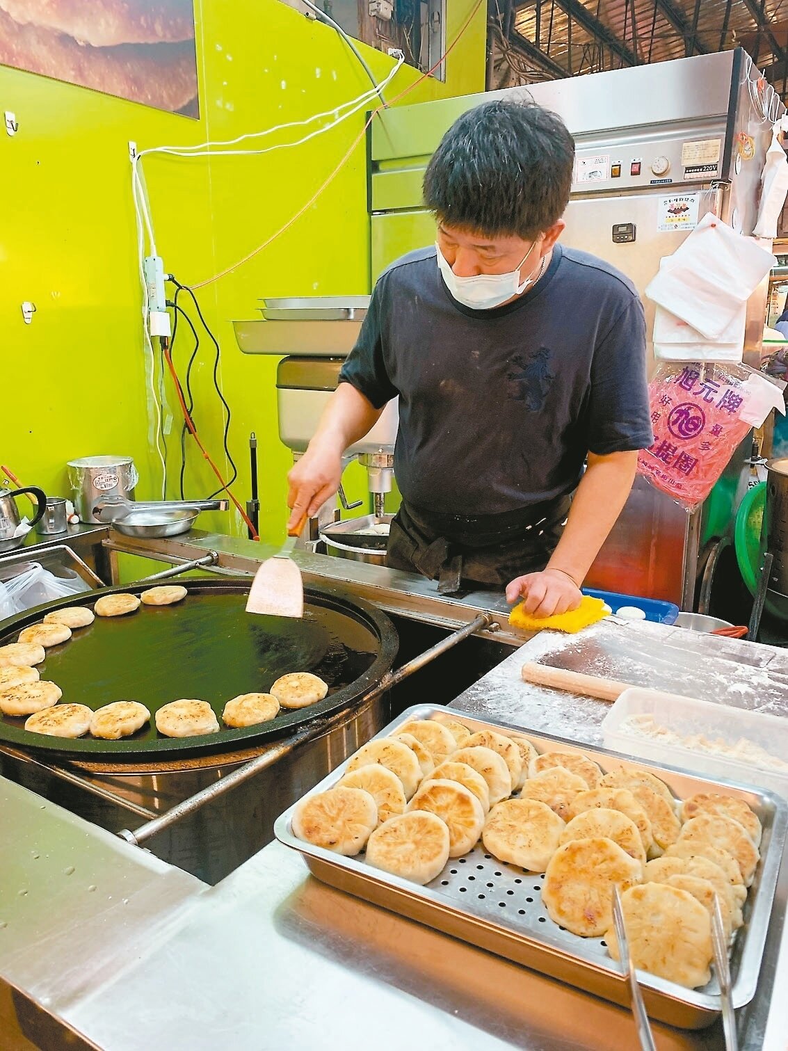 有25年資歷的導遊林宜中,因旅行業受疫情影響,轉業到大里內新黃昏市場賣餡餅。 記者陳秋雲/攝影
