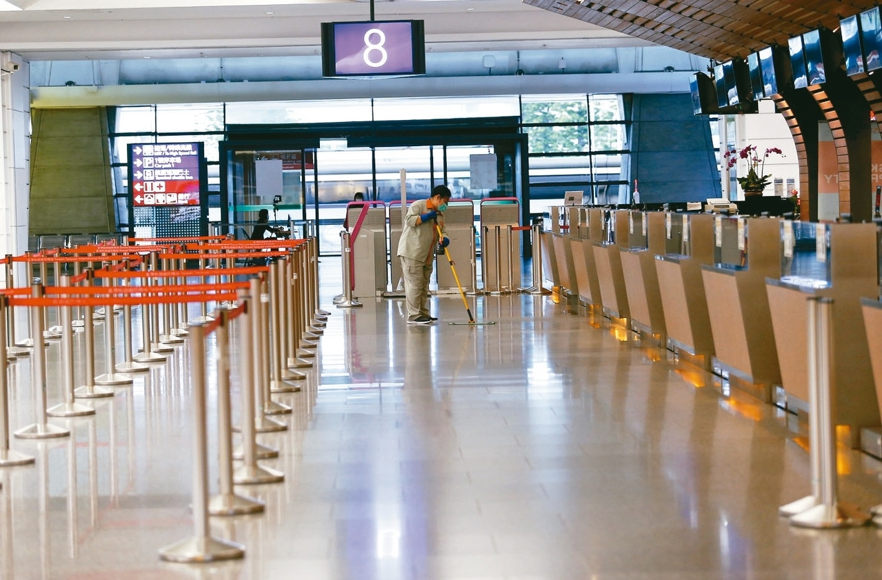 受疫情影響，桃園機場旅客運量持續低迷，出境大廳幾乎看不到搭機旅客。 記者陳嘉寧／攝影