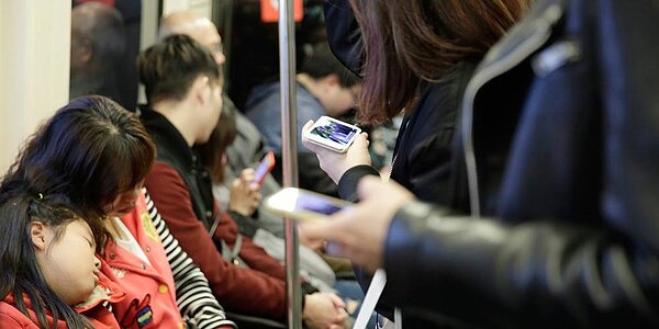 MIC表示,若疫情Q2可控,智慧手機全年出貨恐仍年減16%;筆電、桌機受惠遠距應用,估只降一成