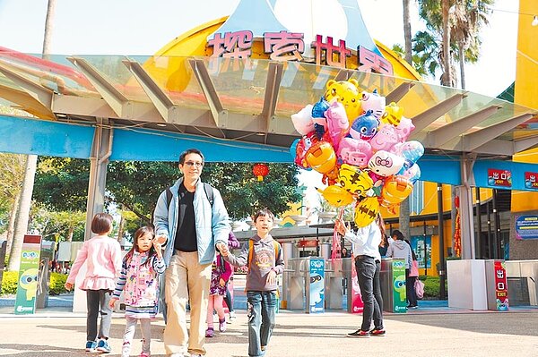 新冠肺炎疫情衝擊出遊意願,過去該園區遊客最大乘載量,出現在天氣好的農曆過年,或大型企業的家庭日加上散客,但從3月疫情爆發至今,已大幅衰退70%,不敢期待在疫情仍緊繃的時刻,能有多好的情況。(麗寶樂園提供/王文吉台中傳真)