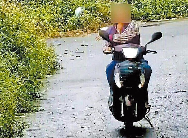 屏東佳冬鄉1名7旬嬤隨手丟棄垃圾,還將口罩摘下一起丟,被移動式監控系統錄下,屏東縣政府將祭出最重的6000元罰款。圖/屏東縣政府提供/潘建志屏東傳真