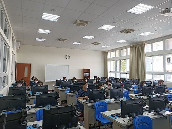 忠明高中9日利用段考日,全校老師重新培訓「Google meet」。圖/忠明高中提供