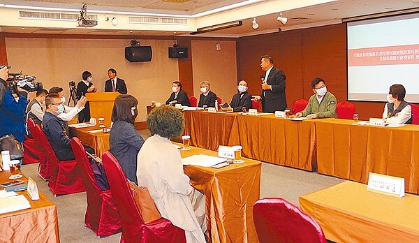 交通部長林佳龍8日到三義西湖渡假村,與中華民國旅館商業同業公會聯合座談,聽取業者心聲與意見。(何冠嫻攝)