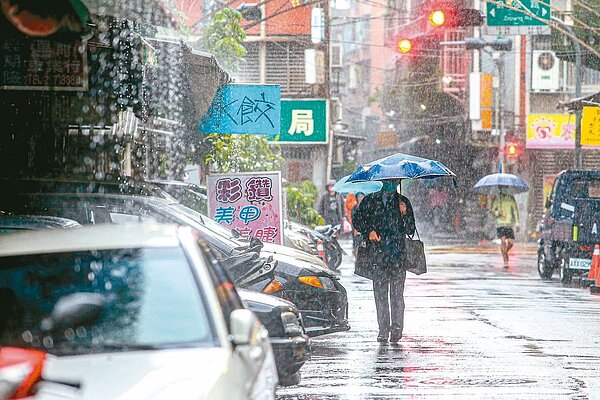 接下來轉變會在周六中午過後,新的一波鋒面逐步接近,周六晚上到周日中午這段期間,是鋒面最明顯影響台灣時間。聯合報系資料照片