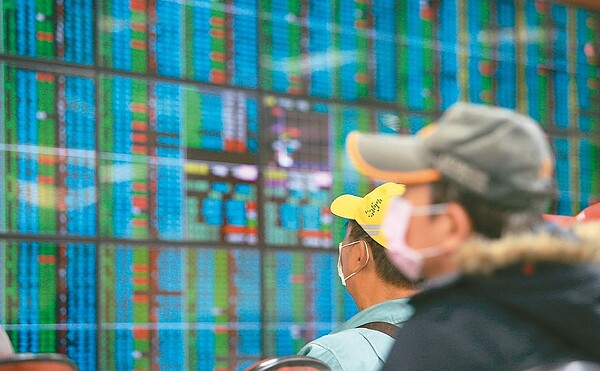台股近日雖回穩且重返萬點,但因新冠肺炎疫情仍不穩定,必要持續觀察情勢,國安基金將持續護盤。 圖/聯合報系資料照