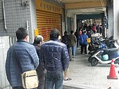 搶9片口罩今凌晨5點就排隊　人潮暴增3倍藥局排長龍