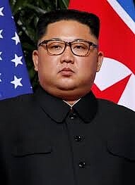 北韓官方數據顯示,衛生部門為防範感染新型冠狀病毒累計對境內2.8萬多人實施隔離,截至目前沒有一例確診病例。圖為北韓領導人金正恩/翻攝自維基百科