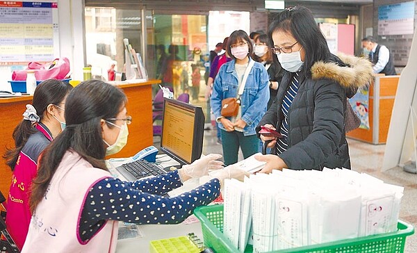 成人口罩14天配售9片新制9日上路,民眾依序進入台北市健康服務中心購買口罩。圖/中時記者張鎧乙攝