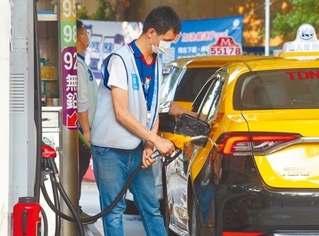 美、沙、俄等主要產油國協議減產，國內油價下周反彈0.6元。（本報資料照片）