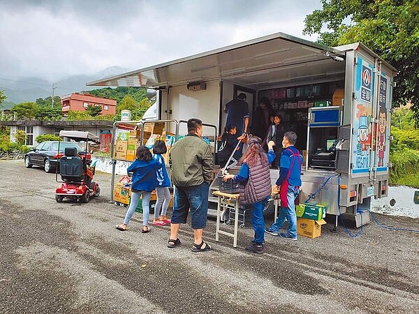 全聯行動超市車,本月起開進嘉義和花蓮偏鄉,生鮮、蔬果、肉品等都有。(全聯提供)