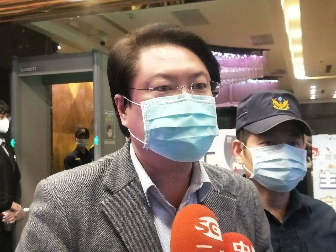 基隆KTV臨檢警察比客人多,林右昌:唱歌時戴上口罩。記者游明煌/攝影