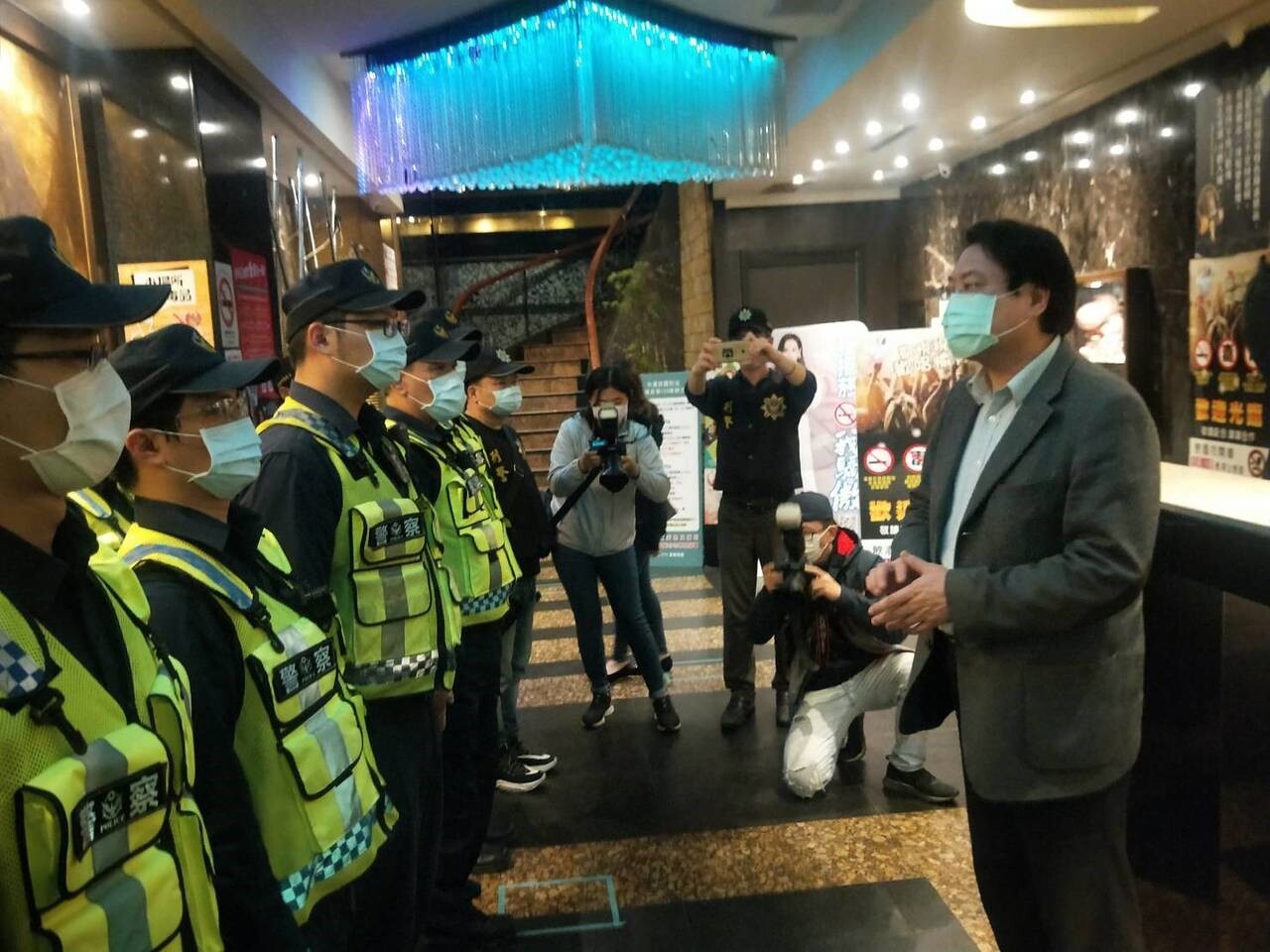 基隆KTV臨檢警察比客人多,林右昌:唱歌時戴上口罩。記者游明煌/攝影
