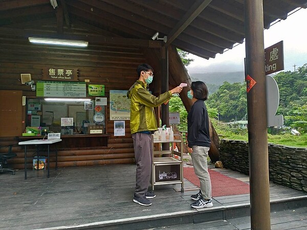 知本森林遊樂區原本入園最高人數3000人,即日起限制為1000人入園。圖/台東林管處提供