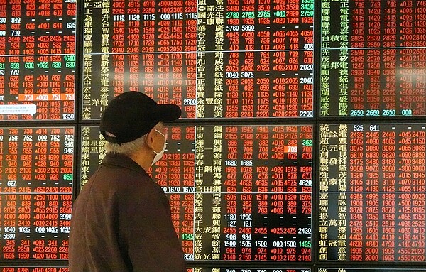 台股9日開盤就漲逾百點,重回萬點大關。記者杜建重/攝影