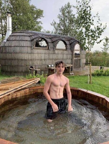 戶外木製泳池是用穀倉改造而成。圖／取自instagram@davidbeckham