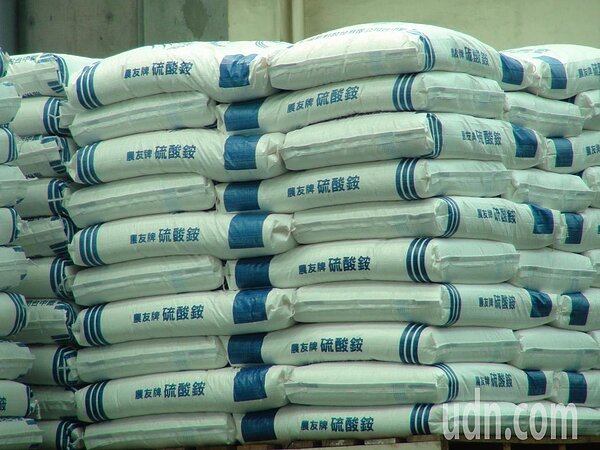 疫情造成民眾瘋搶口罩、酒精，農友擔憂買不到肥料影響農作，也出現肥料搶購潮。記者余采瀅／攝影 