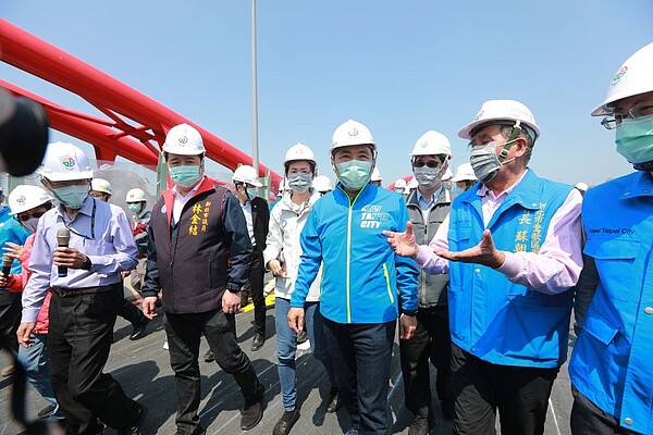 侯友宜關心三鶯大橋改建工程,聽取地方反應與需求。圖/新北市政府提供