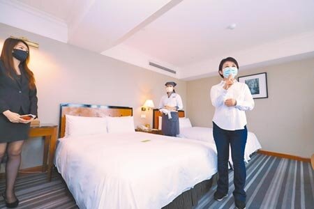 台中市地稅局針對飯店旅館業者，擴大紓困推出「按停用營業面積減房屋稅」新措施。（盧金足攝） 