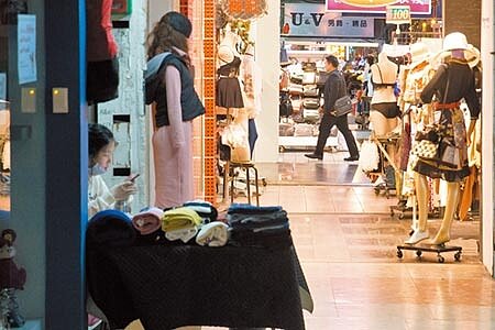 
新冠肺炎延燒，全國舞廳、酒店也停業，台北市林森北路附近商街10日夜半時分，車潮人流稀疏。(杜宜諳攝)
 