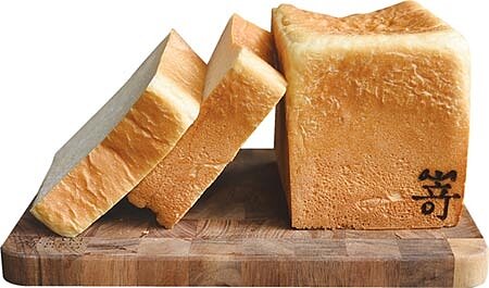 大阪人氣生吐司專門店〈SAKImoto Bakery〉插旗台北，吐司控可以嘗到無蛋無奶以湯種製作做出的〈極美自然吐司〉。圖／姚舜 