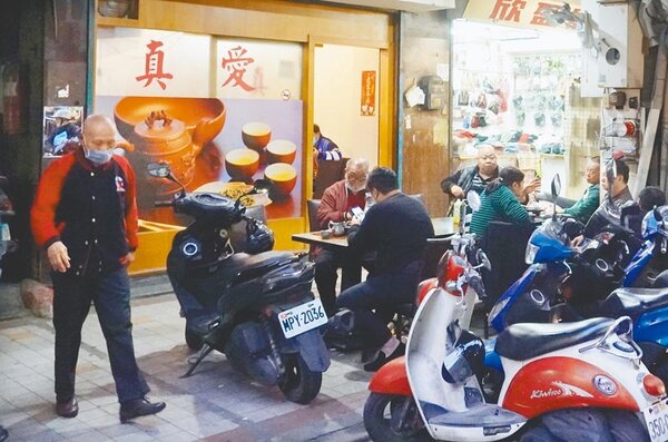萬華區清茶館外，老顧客依舊坐在戶外喝茶聊天，未見受到疫情影響。圖／中時記者姚志平攝